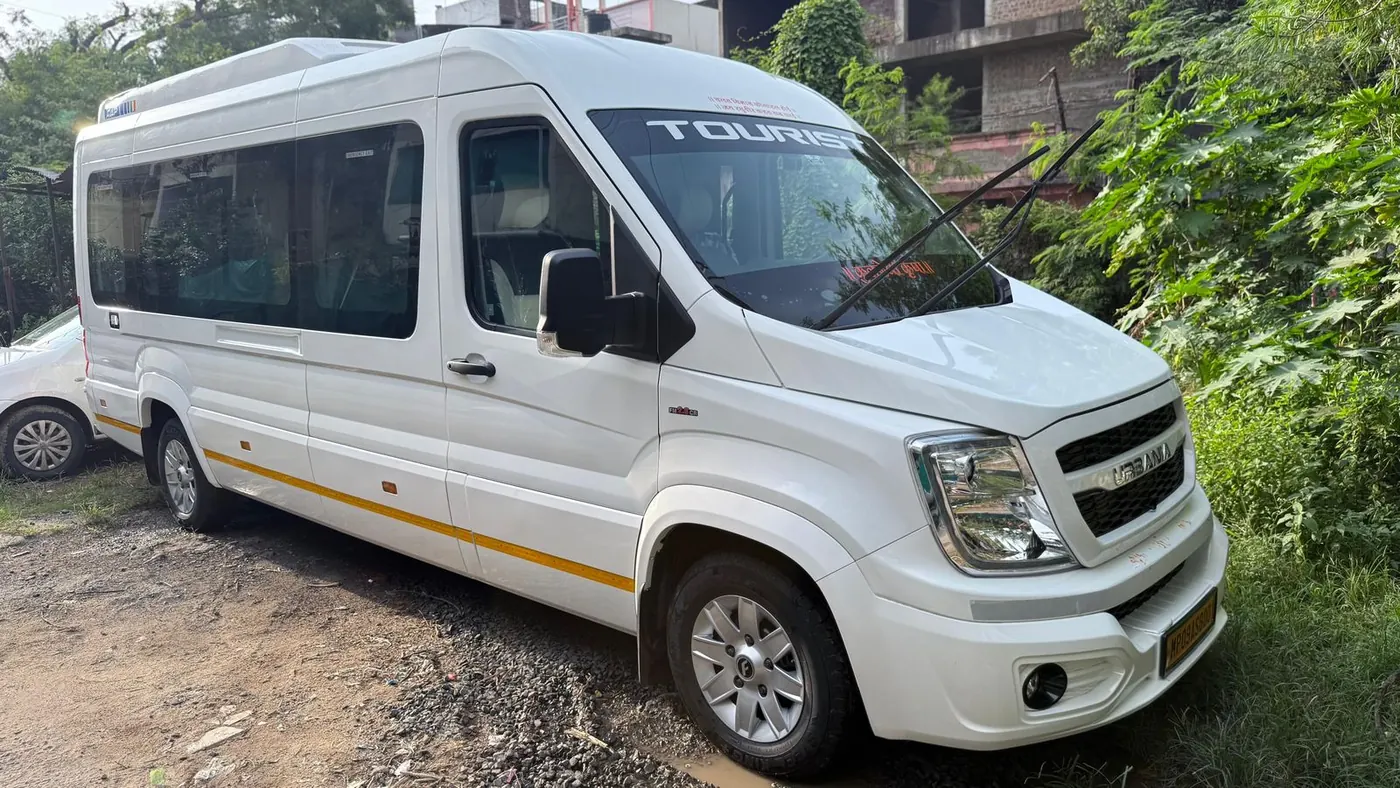 Force Urbania Ujjain sightseeing van front grille exterior - Force Urbania Indore rental